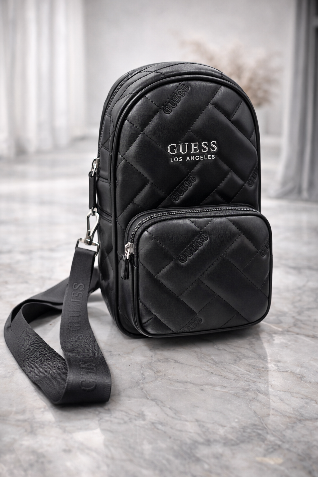 GUESS Gesteppte Sling Rucksack – Schwarz