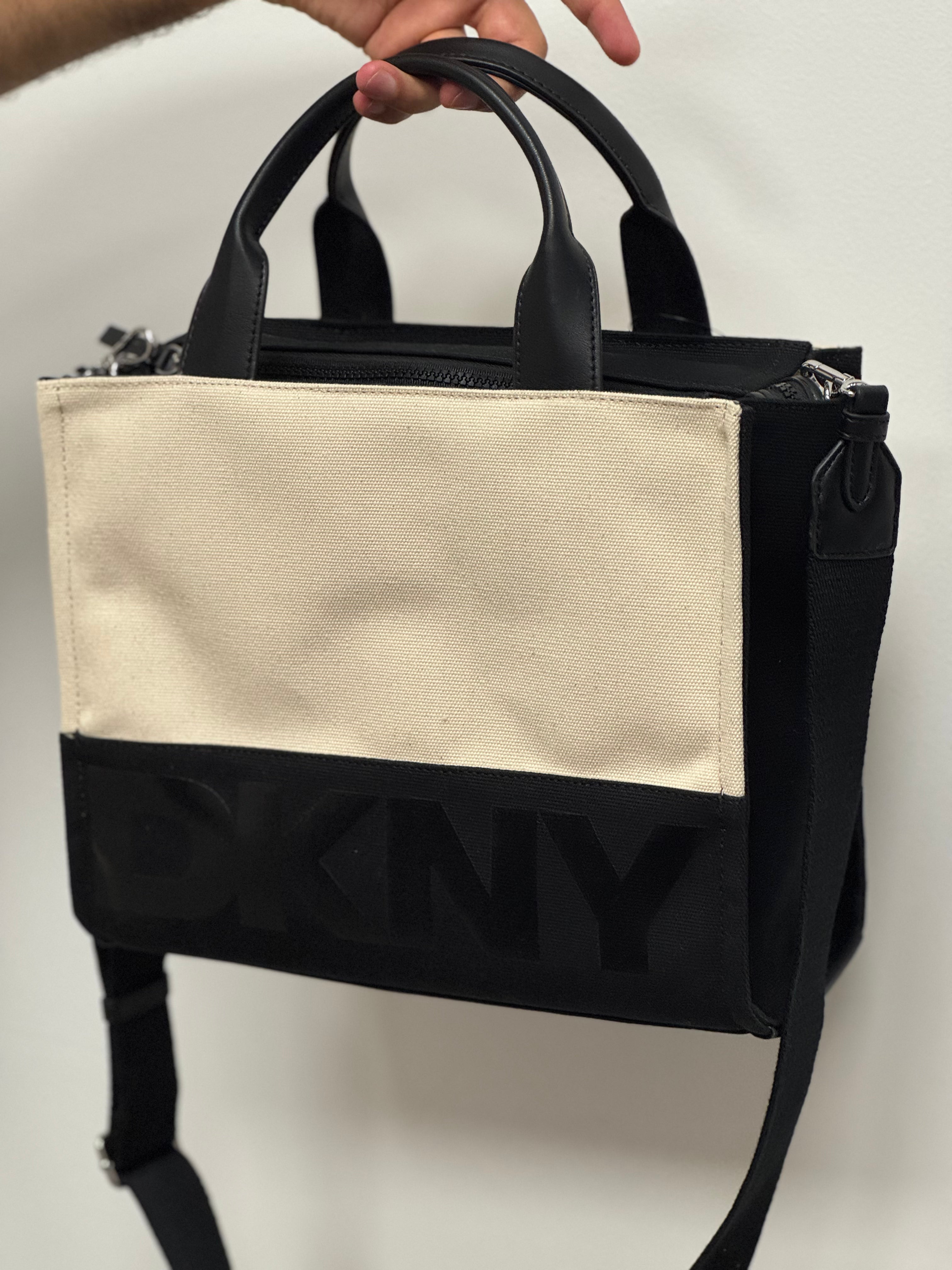 DKNY Damen-Umhängetasche in Schwarz-Weiß – Urbaner New Yorker Style